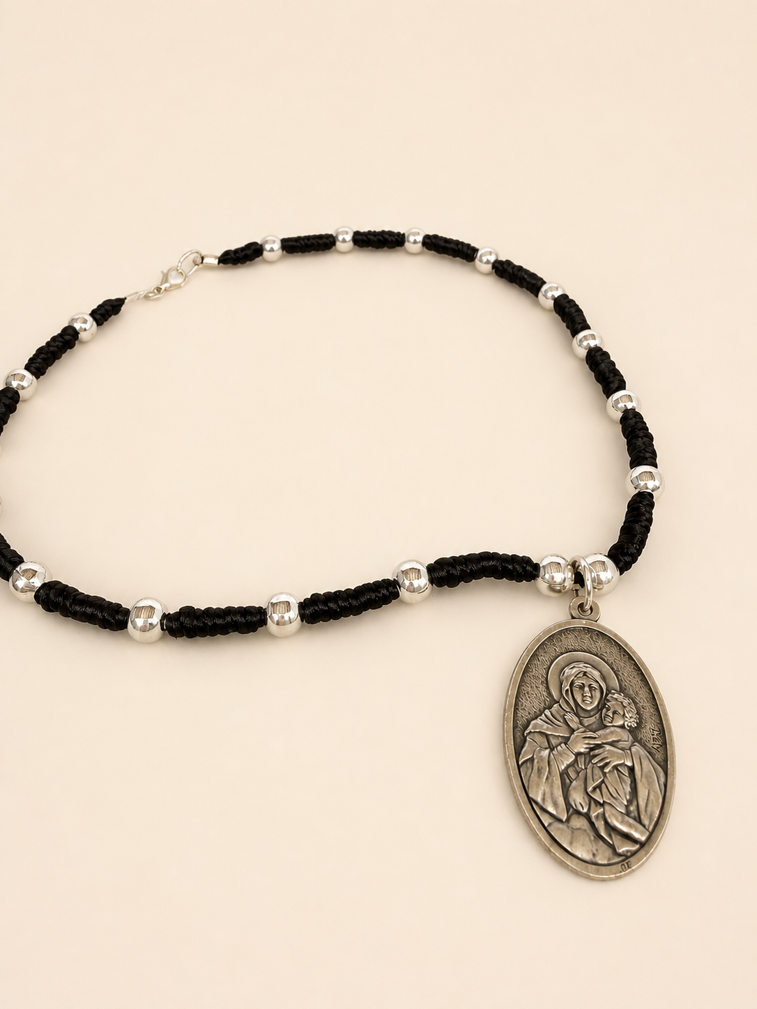 Collar Ana México Negro Religioso